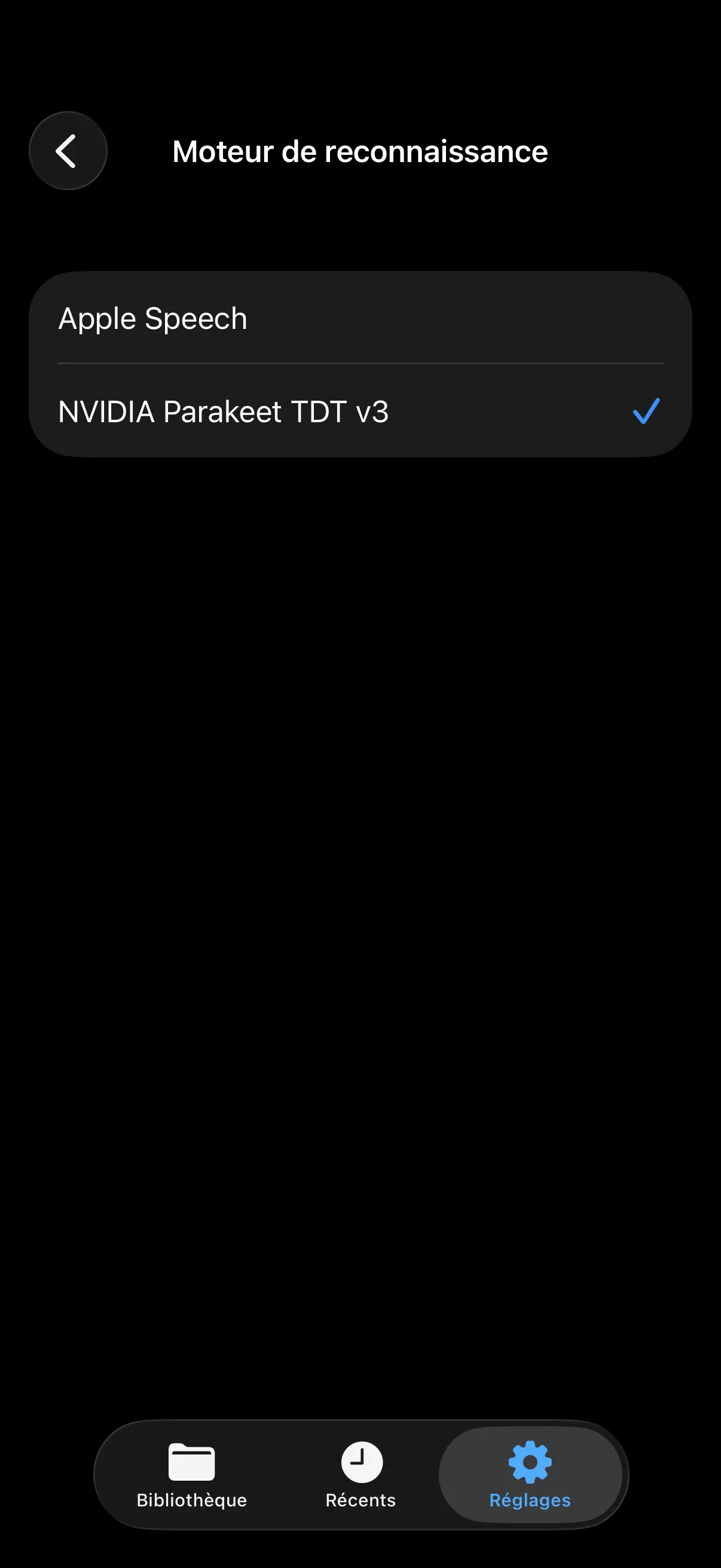 Apple Speech ou NVIDIA Parakeet TDT v3 sur cet iPhone.
